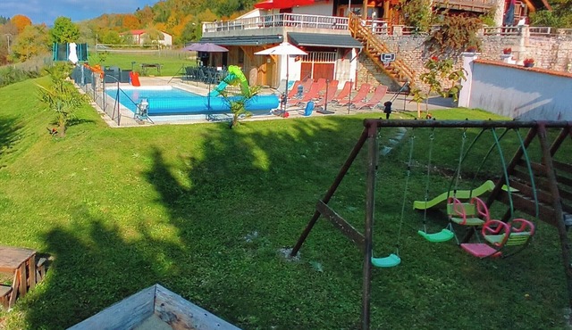 15 +12 people maximum Main gîte 15 pers/chalet dormitory 12 pers