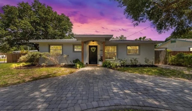 15-20 min. drive to beach, cheerful home w/free parking in A+ area