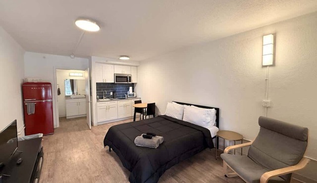 [15] ATX Studio: 1 Queen, Access to Gym & Laundry