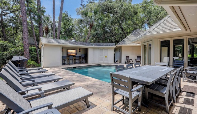 15 Duck Hawk-4th Row Ocean! A low country home that exudes charm & comfort.