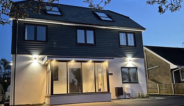 15% Ferry Discount. 15 minutes to beach. 5 bed house with 22 sqm equipped gym.