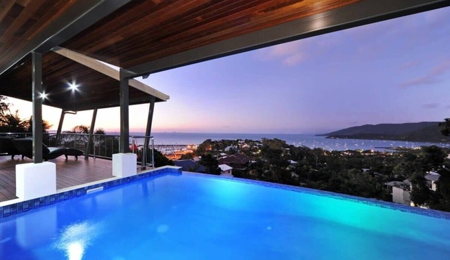 15 Kara - Stunning 5 Bedroom Home With Million Dollar Views, walk to Airlie Beac