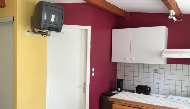 15 km from Avignon nice studio fully equipped private parking private terrace very quiet