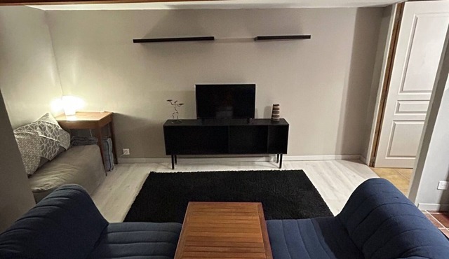 15 km from Orange, Avignon and Carpentras, 5 km from Châteauneuf-du-Pape,