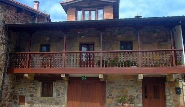 15 kms from CABARCENO and 2 kms from LIERGANES. Garden of 1000 meters.