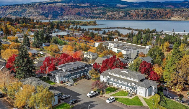 15 Lodge Condo with Hood River Bridge View by RedAwning