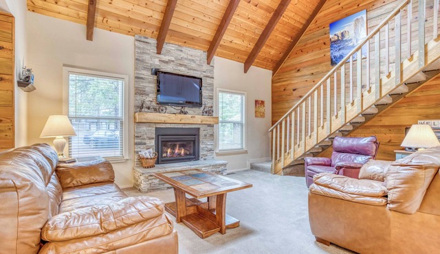 15 Lupine Lane Sleeps up to 12 and is between the SHARC and Fort Rock Park!