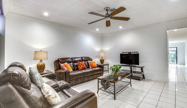 15 Mi to Beach: Modern Coral Springs Home