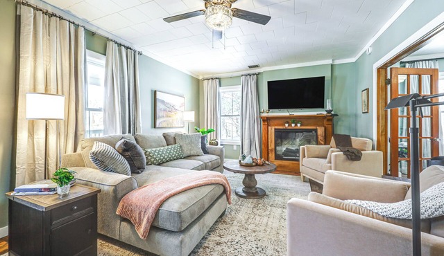 15 Mi to Canadian Border: Home w/Yard!