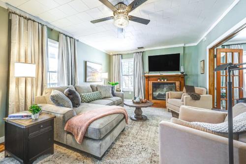 15 Mi to Canadian Border Home with Yard!