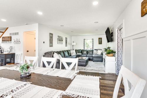15 Mi to Downtown Sioux Falls: Gem w/Yard!