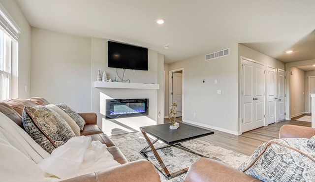15 Mi to Dtwn Des Moines: Pet-Friendly Waukee Home