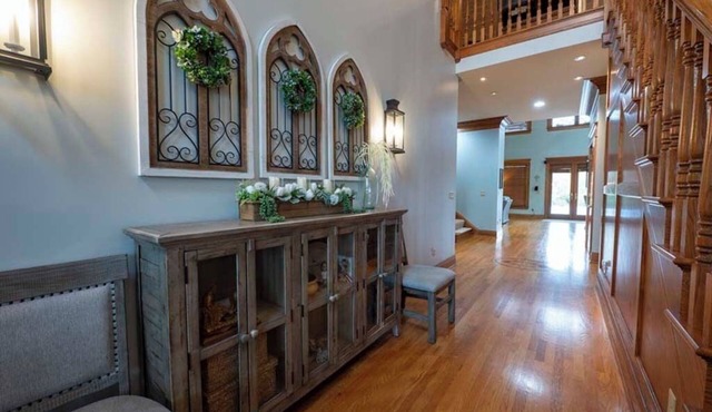 15 mi to KY Derby Churchill Downs! Lux Estate 6 BR 4b/2hb HEATED POOL, sleeps 14