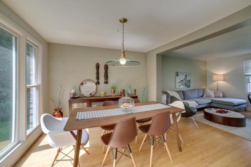 15 Mi to Pittsburgh WFH-Friendly Home with Deck