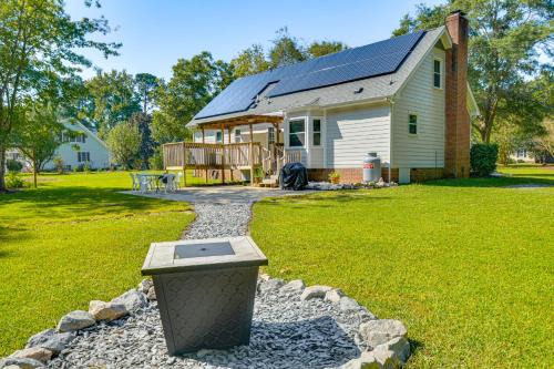 15 Mi to Raleigh Dog-Friendly Home with Fire Pit!