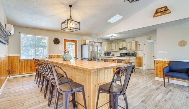 15 Mi to Ski Big Bear: Gem w/Deck & Game Room