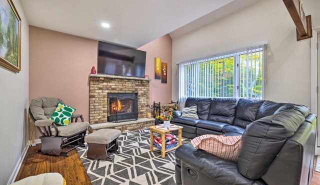 15 Mi to Skiing Charming Tobyhanna Cottage!