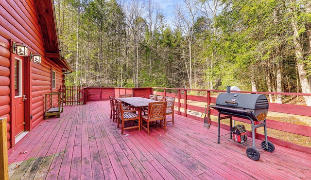15 Mi to Snowshoe Resort: Cabin w/Deck & Fire Pit