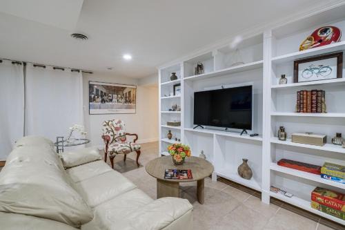 15 Mi to The White House! Modern Apt with Deck