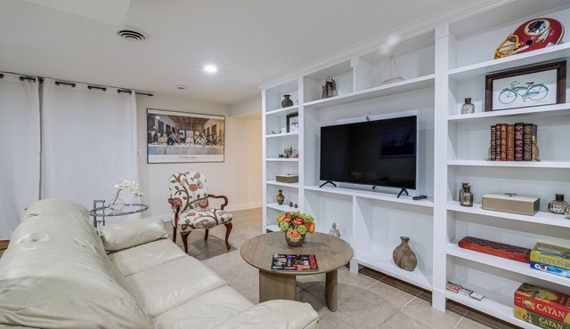 15 Mi to The White House! Modern Apt w/Deck