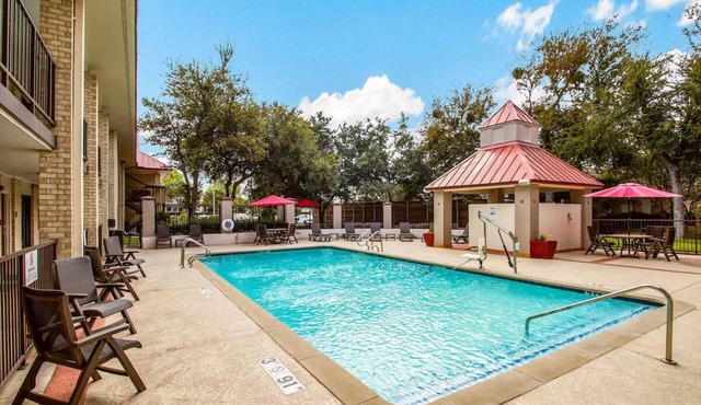 15 Miles Away from Downtown Dallas | Relaxing Couple Stay | Free Parking