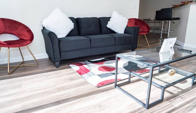 15 min away from airport & down town Columbia, SC King-1 bedroom & full kitchen.