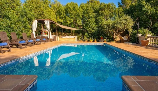 15 min. by car/Sitges. Villa Ilusión 16 people. XXL Pool by Weekly Villas.