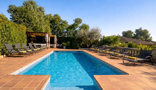 15 min. by car/Sitges. Villa Ilus 16 people. XXL Pool by Weekly Villas.