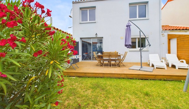 15 min by foot from the beach, house for 6