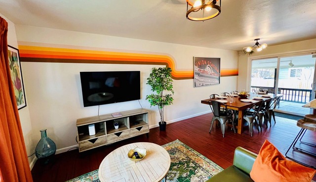 15 min drive to Mile High! Sleeps 12!