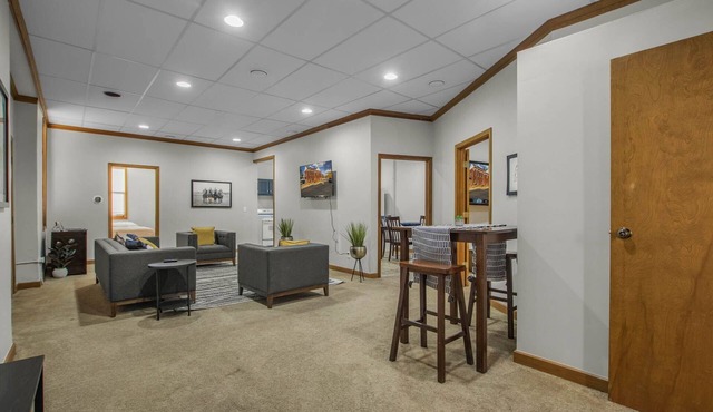 15 Min from Campus! Large 4BR Perfect for Groups!