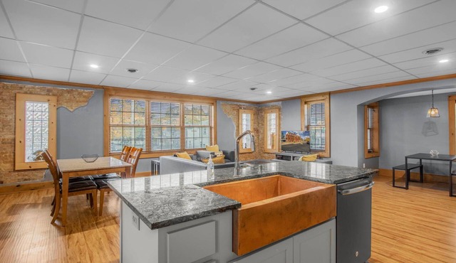 15 Min from Campus! Large 2BR Perfect for Groups!