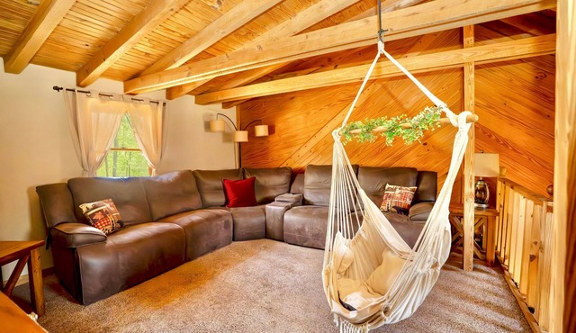 15 min from Louisville KING Bed Spacious & Private 9 Person Luxury Hot tub