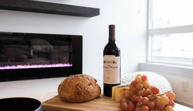 15 Min-Stadium, Downtown & Airport. Walk 2 Restaurants/Bars. Water Taxi Stop