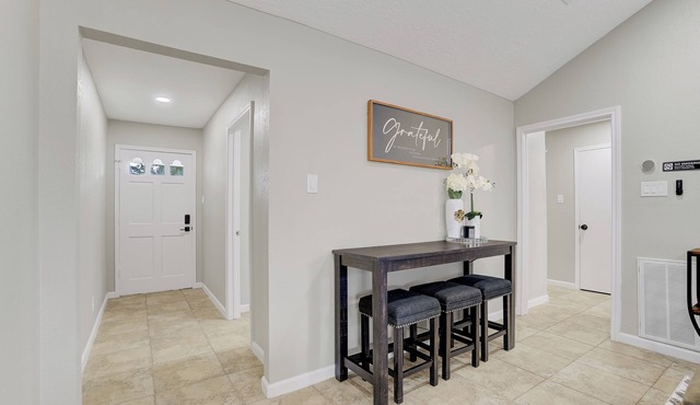 15 Min to airport! Cozy, Modern Home