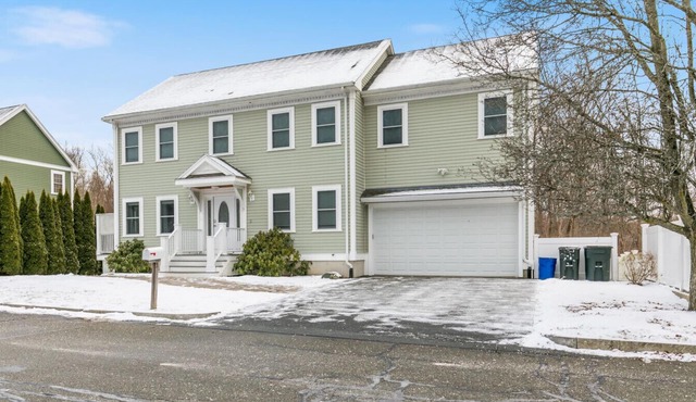 15 Min to Boston, Spacious 5BR Retreat with Office Space & Comfortable Beds