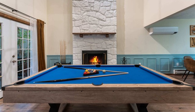 15 min to Camelback | Hot Tub | Game Room | Modern