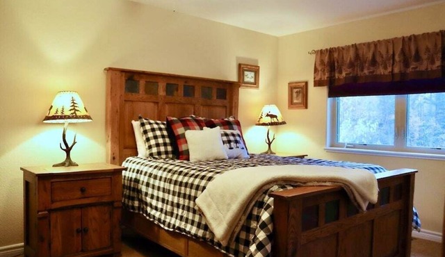 15 Min to Glacier! - Townhome on Golf Course - Pool & Spa - Screened Porch