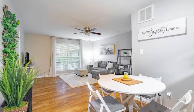 15 MIN Walk To Campus with Free Parking - Close Downtown