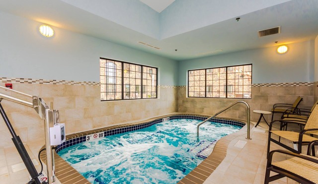 15 Min Walk to University of North Dakota. Free Breakfast. Indoor Pool & Hot Tub.