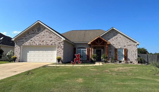 15 mins from downtown Tuscaloosa and University area in quiet safe neighborhood.