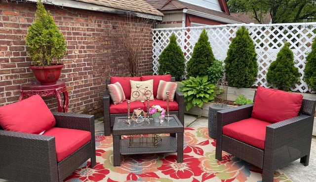 15 mins from JFK and LaGuardia Airport