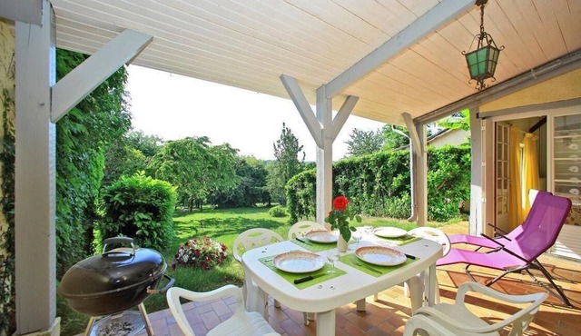 15 mins from Sarlat and caves comfortable cottage with swimming pool,