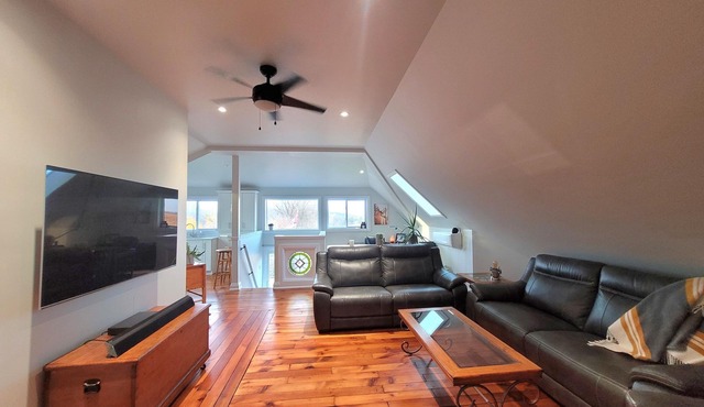 15 Mins From Stratford Festival, two Viewing Decks of the Scenic Countryside