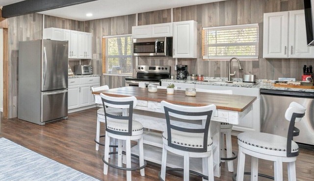 15 mins from Vortex Spring, 1 hr. from best beaches in the world 10 acre getaway