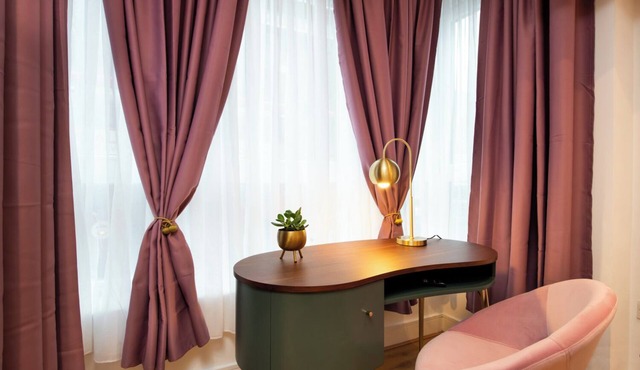 15 mins to Big Ben! Luxury large 2 Bed/3 Bath. FREE PARKING on request.