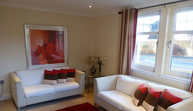 15 mins to Edinburgh, private parking, 45 golf courses and excellent transport.