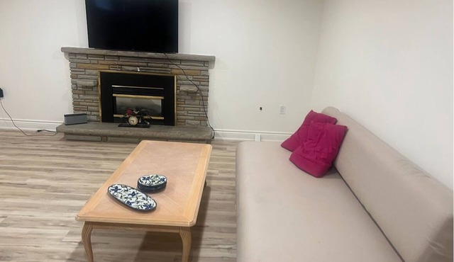 15 mins to Finch & Yong! Family-size unit.