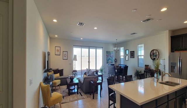 🌟 15-mins to Super Bowl 🏈 ‼️ Family-sized house w/fire pit.