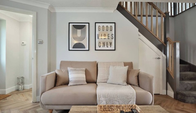 15 Mins Walk to City Parking for 3 cars Walk to the Pub 6 mins Garden Spacious Home King Bedroom Smart TV